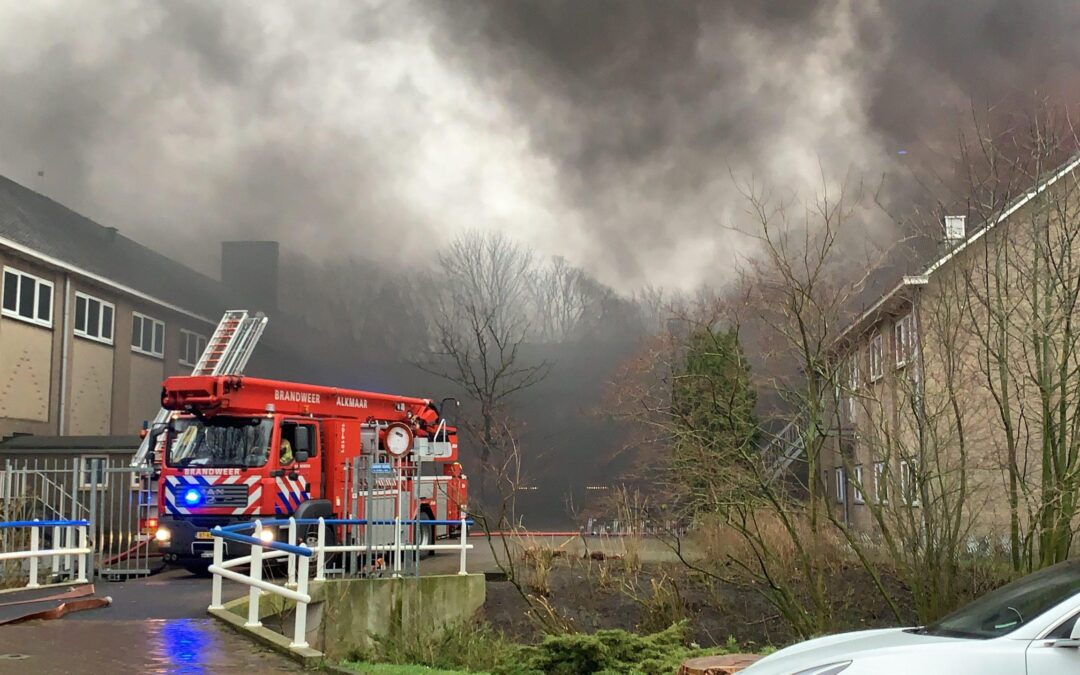 BRAND BIJ ALKMAARSE MIDDELBARE SCHOOL ONDER CONTROLE: ALLE VERDIEPINGEN GETROFFEN