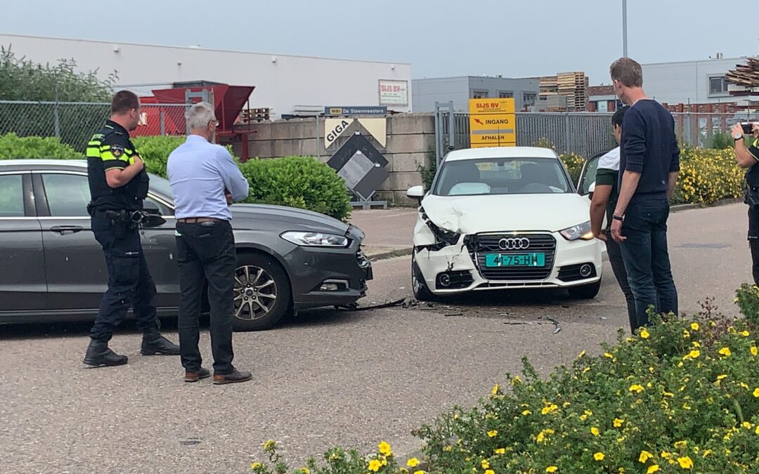 Twee auto’s botsen hard op de Bijlestaal Broek op Langedijk
