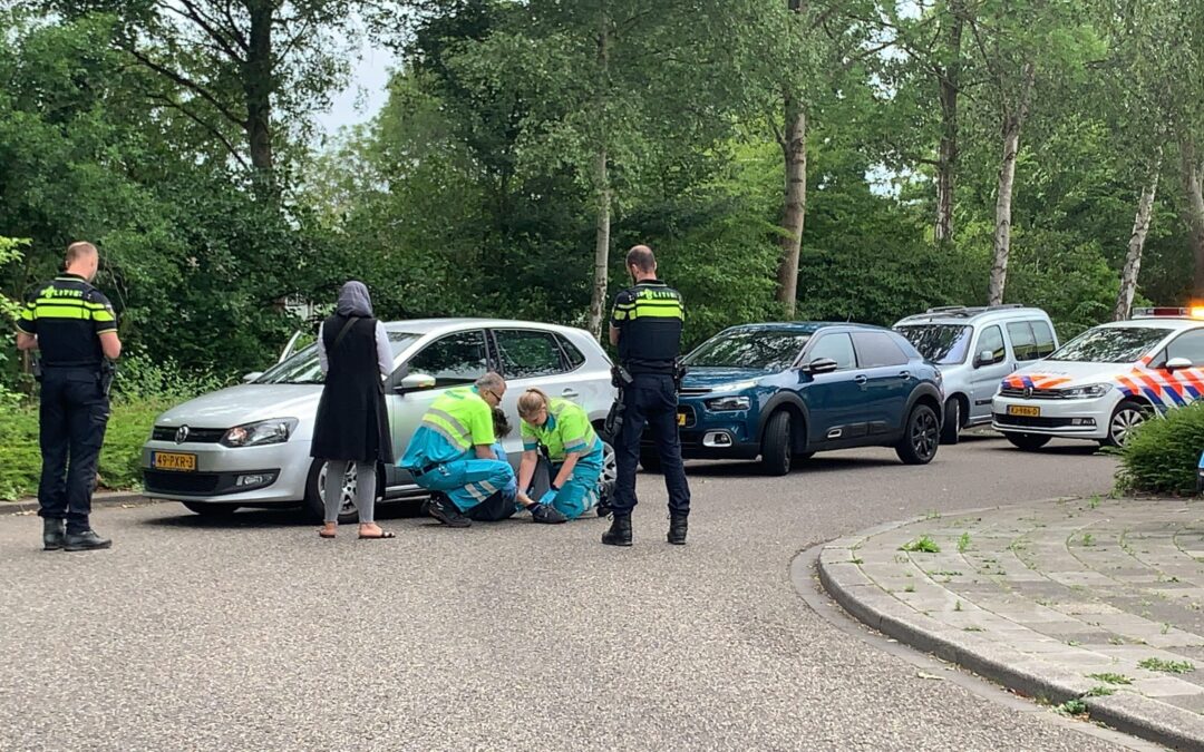 Scooterrijder komt hard ten val in bocht Berkenlaan