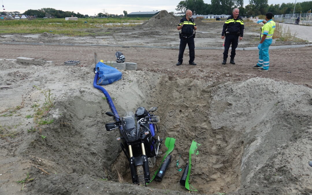 Motorrijder rijdt een diep gat in na wilde rit