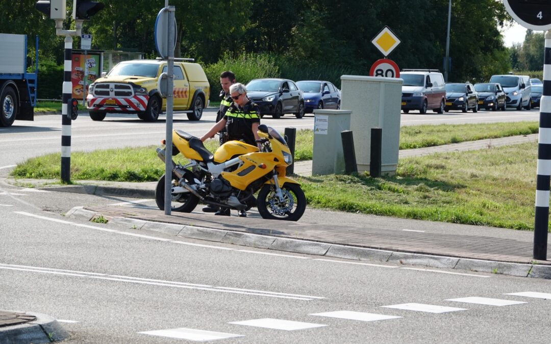 Motorrijder naar ziekenhuis op n242