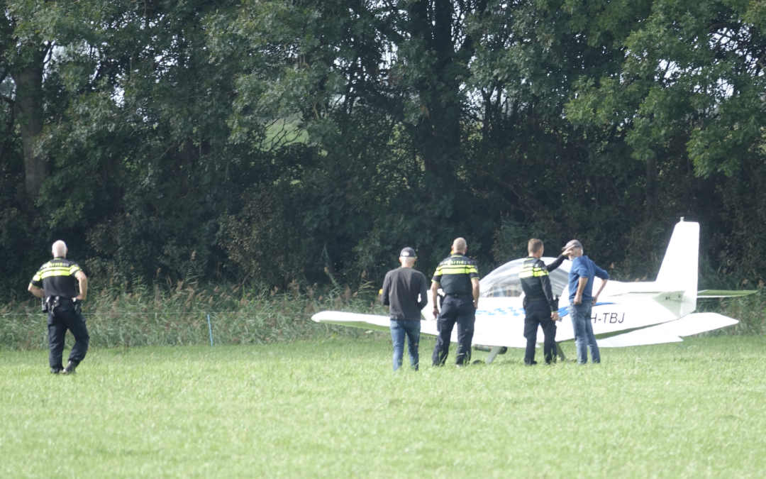 Vliegtuig maakt noodlanding in Zuid-Scharwoude (video)