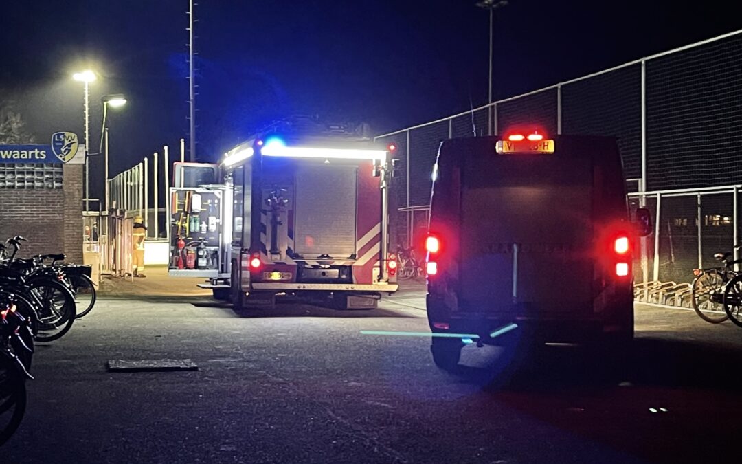 Explosie en brand in lichtmast zet lsvv in het donker