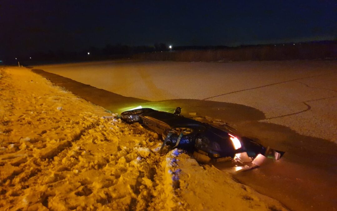 Auto te water op de Huygendijk Heerhugowaard