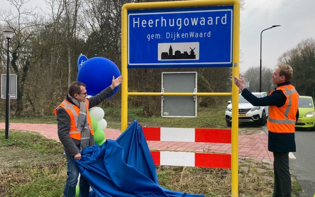 Nieuwe bebouwde kombord met de nieuwe gemeentenaam onthuld door wethouders Nils Langedijk en John Does