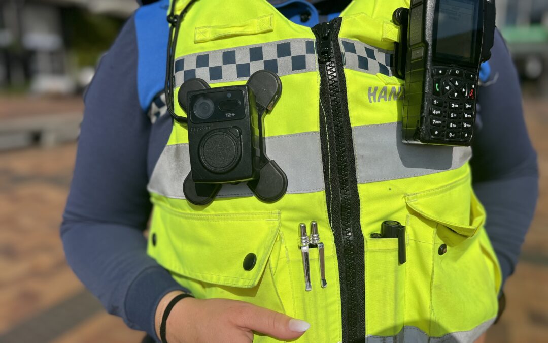Handhavers op pad met bodycam en handboeien