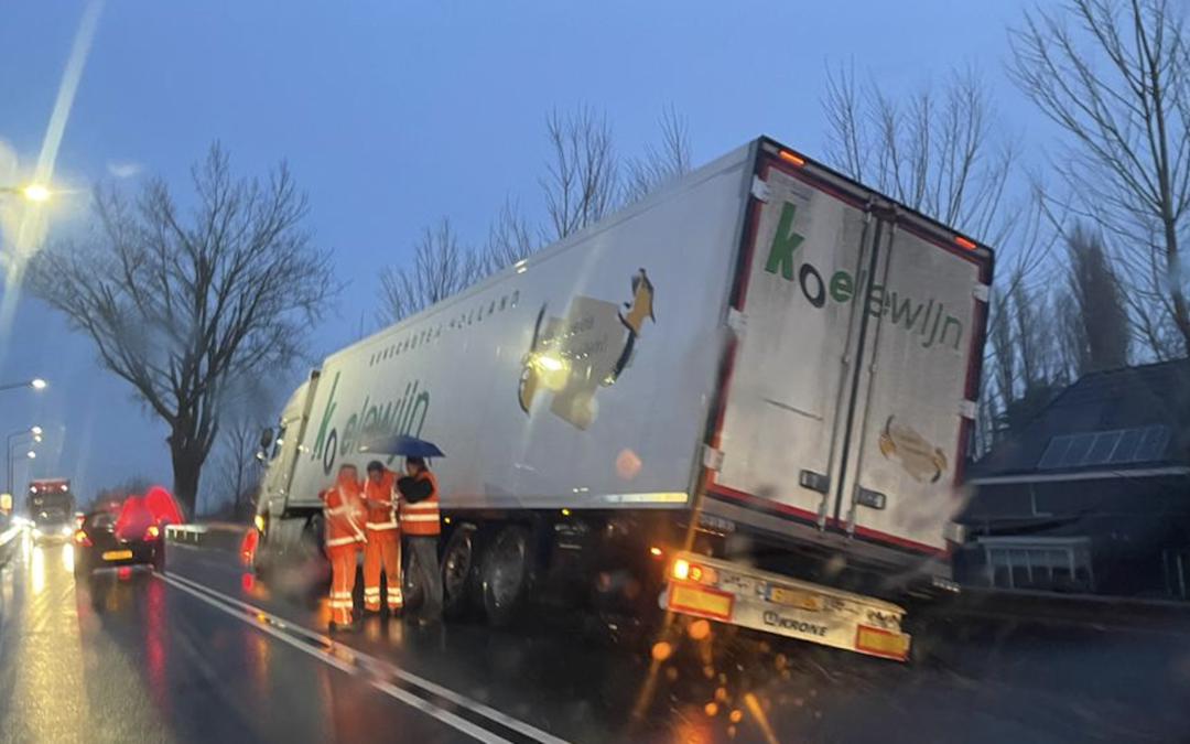 Broekerweg loopt vast na kantelen vrachtwagen