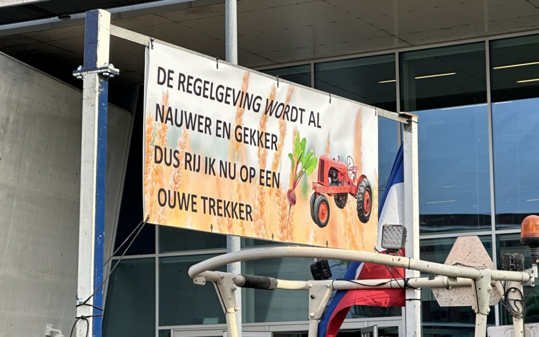 Rond 80 boze boeren hebben zich verzameld bij Hoogheemraadschap Hollands Noorderkwartier in Heerhugowaard