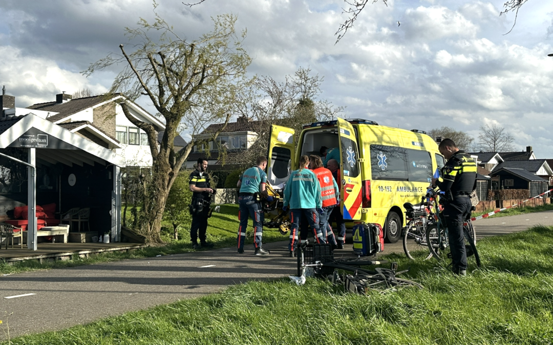 Fietsster te water Westelijkerandweg Zuid-Scharwoude, in zorgwekkende toestand naar ziekenhuis