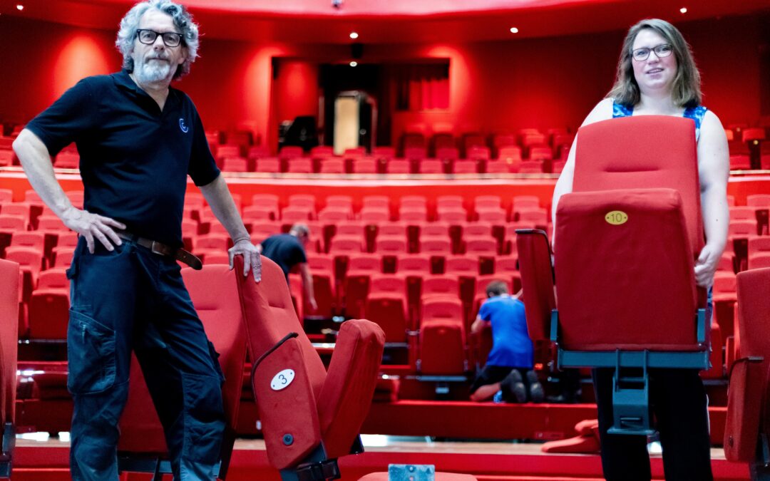 Nieuwe theaterstoelen in Rodi Media zaal van Cool kunst en cultuur