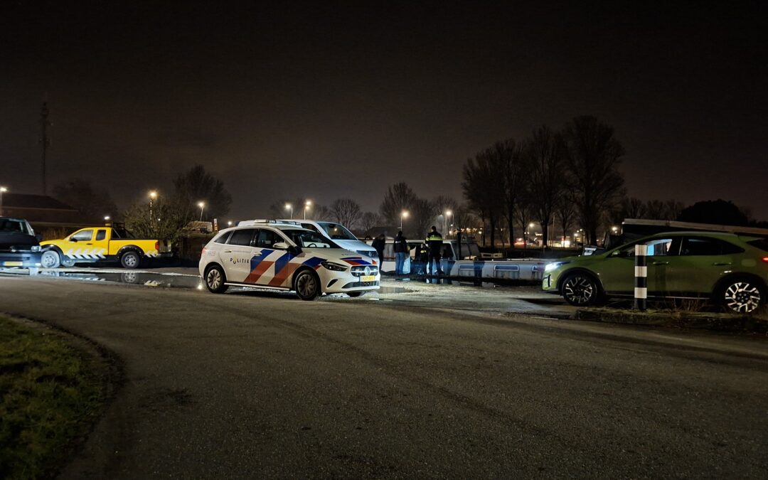 Persoon overleden op boot aan de Waarddijk in Oudkarspel