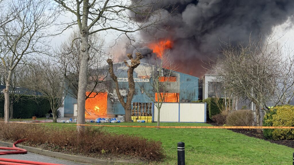 Gigantisch grote brand op de Mossel in Noord-Scharwoude