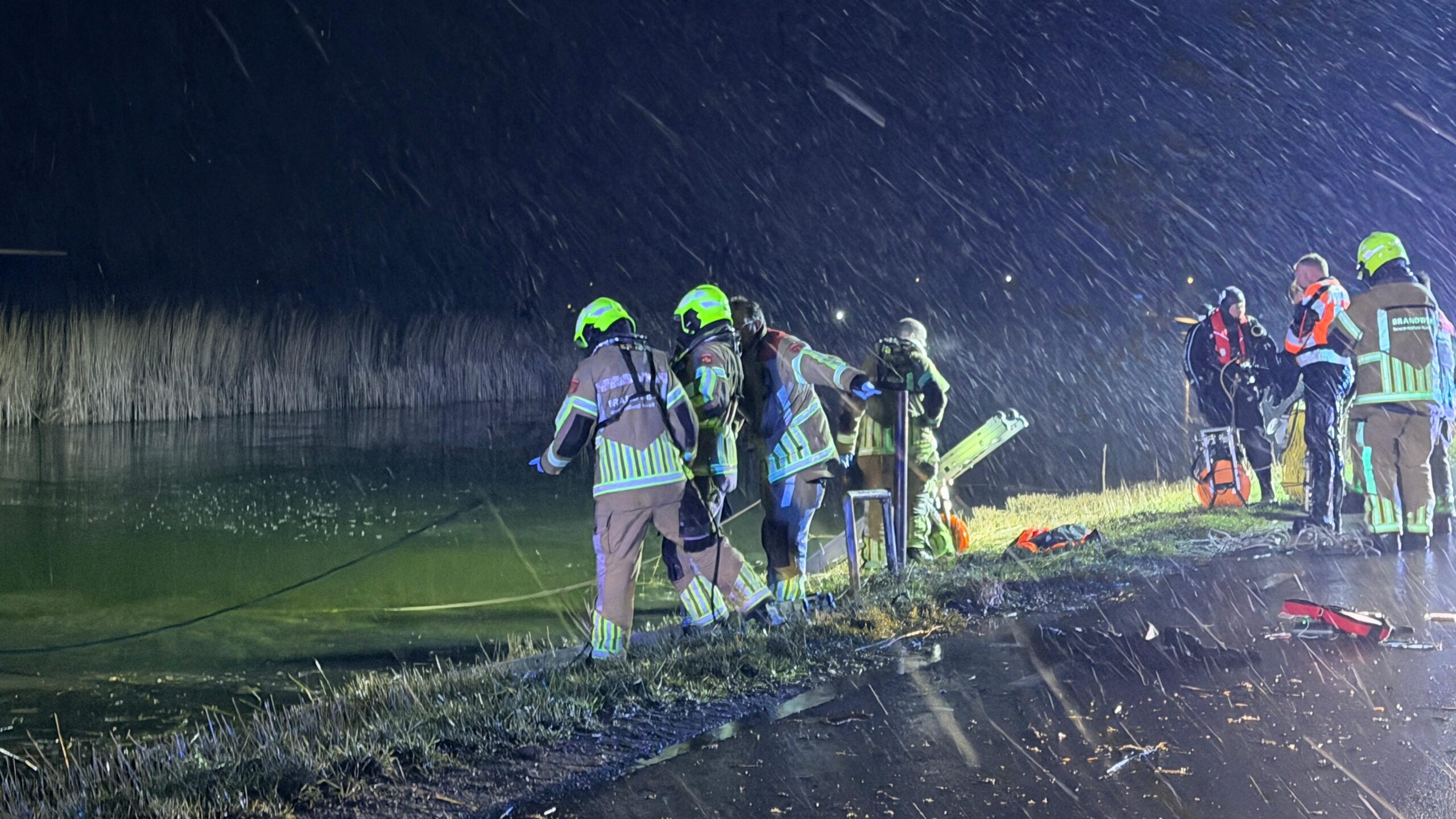 Auto te water op de oostdijk in Heerhugowaard