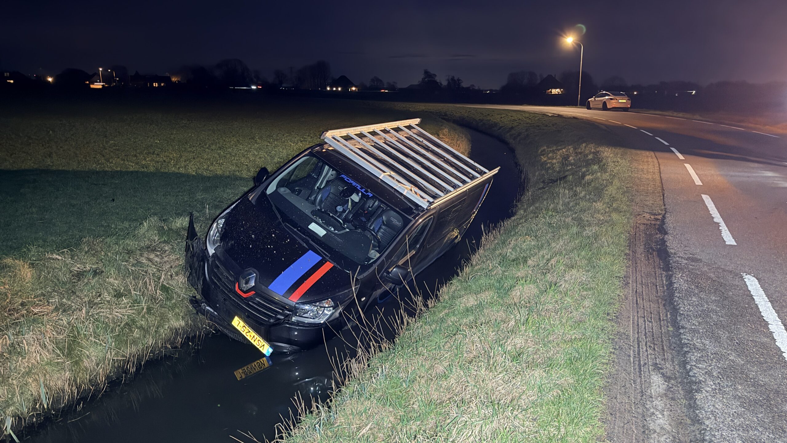 Bedrijfswagen te water langs Middenweg in Zijdewind, bestuurder ongedeerd