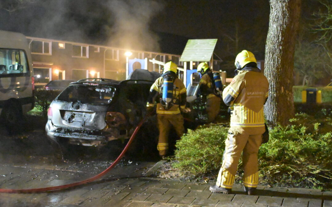 Autobrand in Heerhugowaard politie onderzoekt mogelijke brandstichting