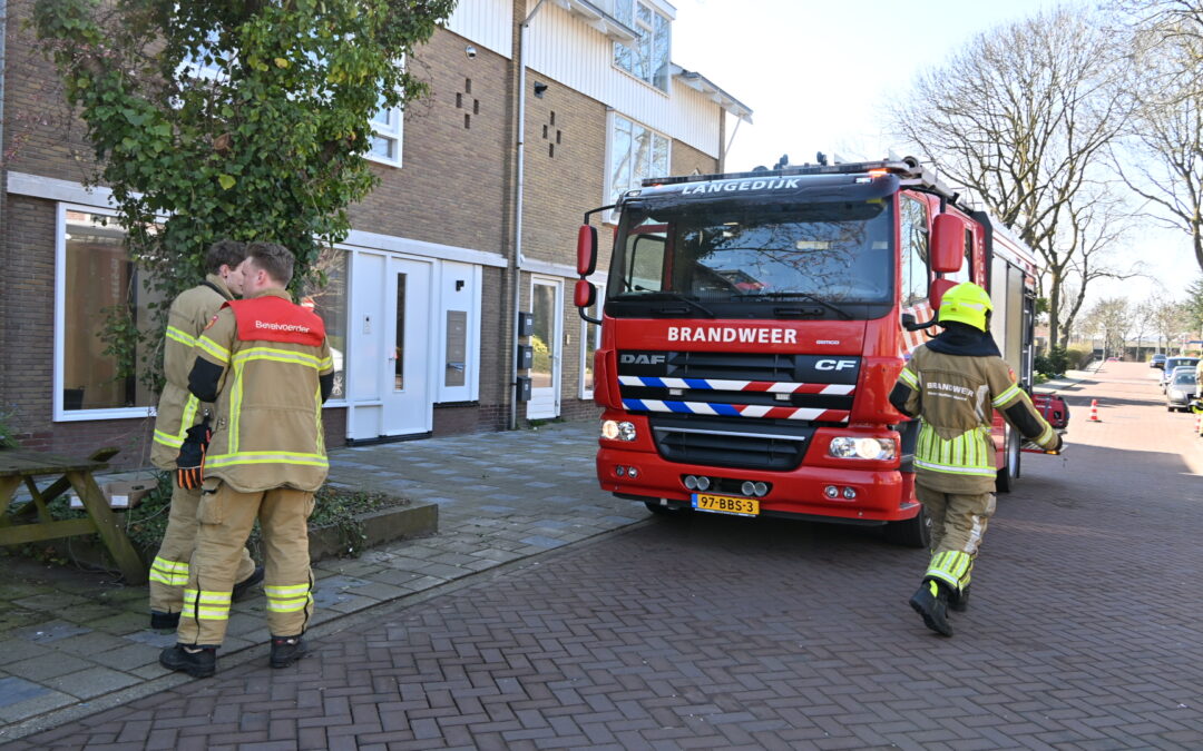 Noord scharwoude-Zondagmiddag rond 12:55 is de brandweer van Broek op Langedijk uitgerukt voor een woningbrand in Noord-Scharwoude.