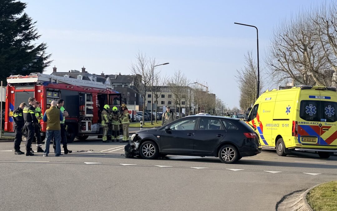 Auto over de kop na botsing in Heerhugowaard