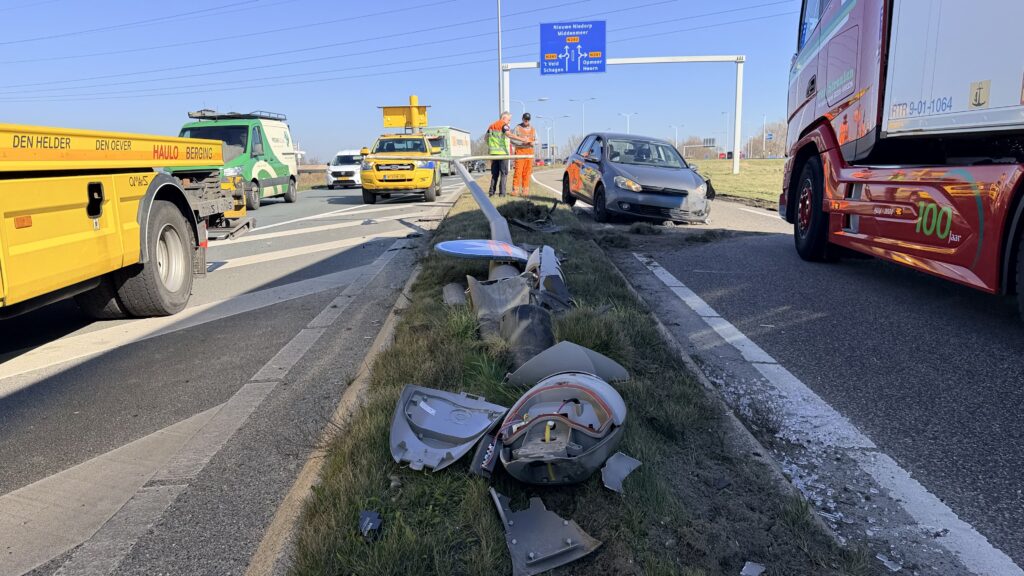 Auto rijdt lantaarnpaal uit de grond op N242 bij Heerhugowaard