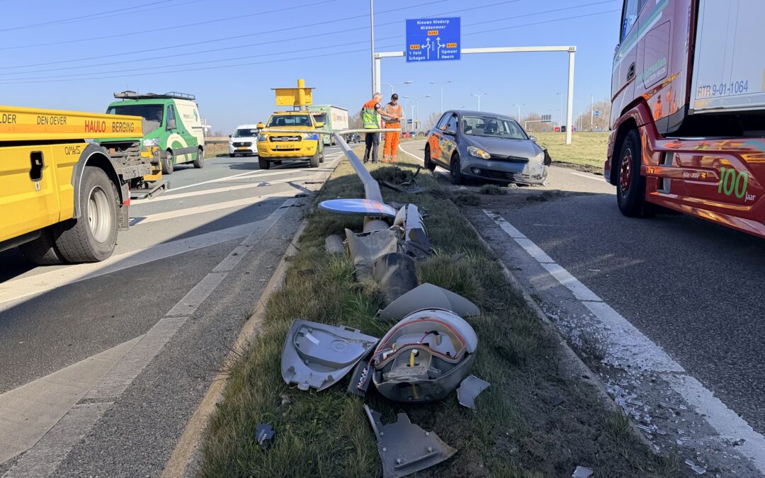 Auto rijdt lantaarnpaal uit de grond op N242 bij Heerhugowaard