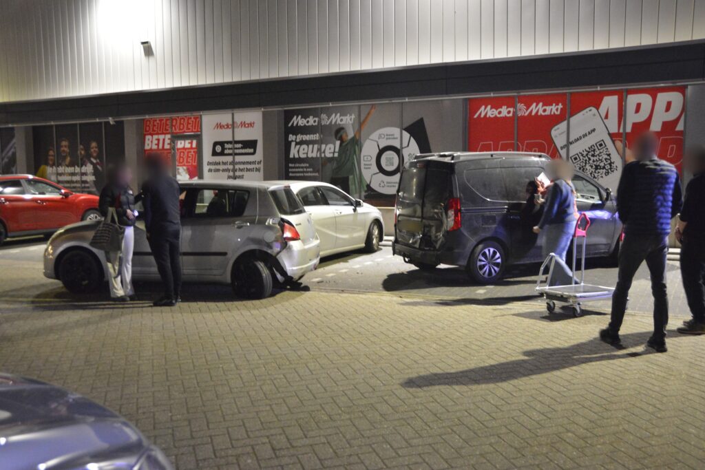 Bestuurder aangehouden na aanrijding op parkeerplaats MediaMarkt