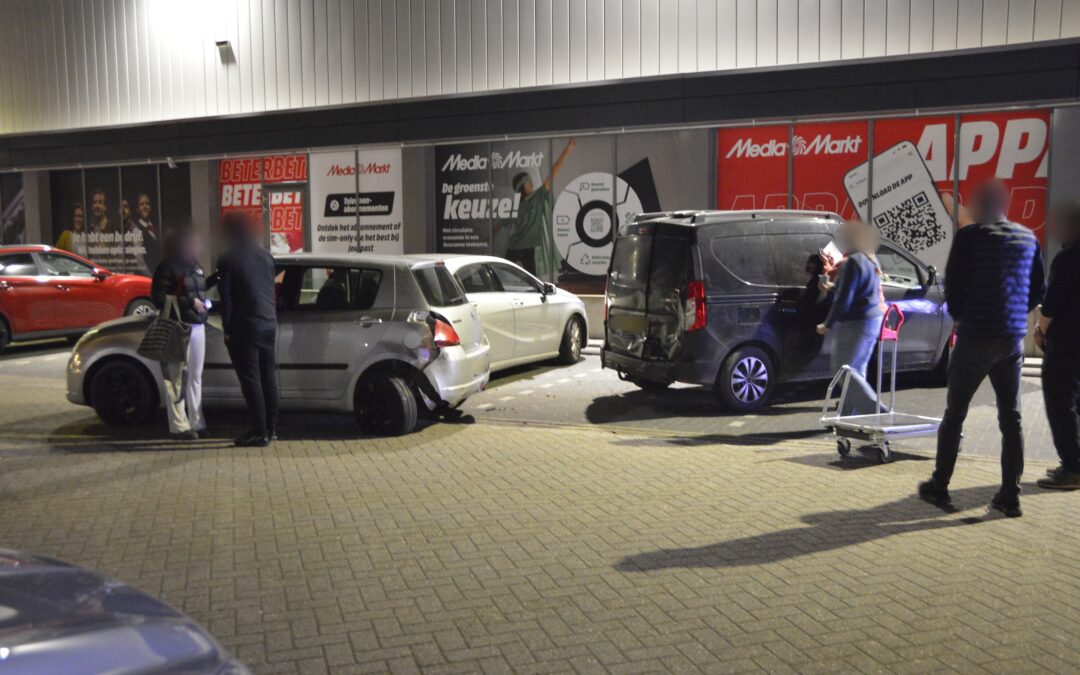 Bestuurder aangehouden na aanrijding op parkeerplaats MediaMarkt