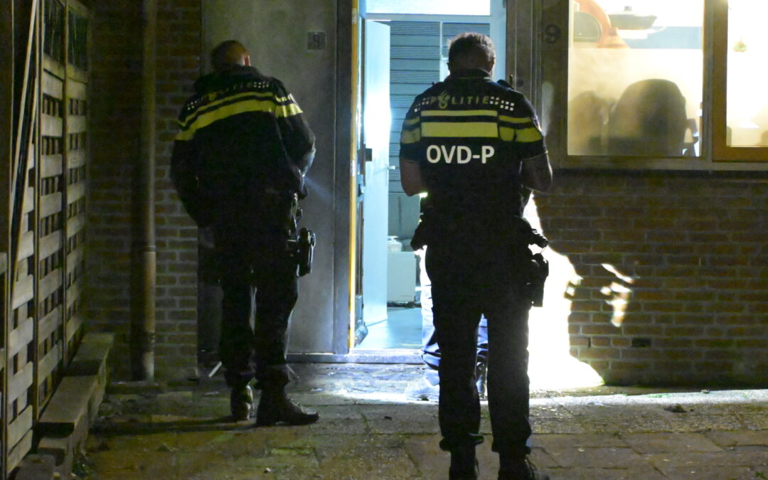 Explosie bij woning in Heerhugowaard, politie groots aanwezig.