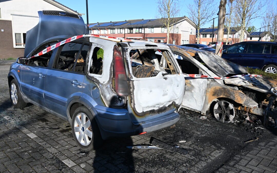 Twee auto’s volledig uitgebrand in Heerhugowaard.