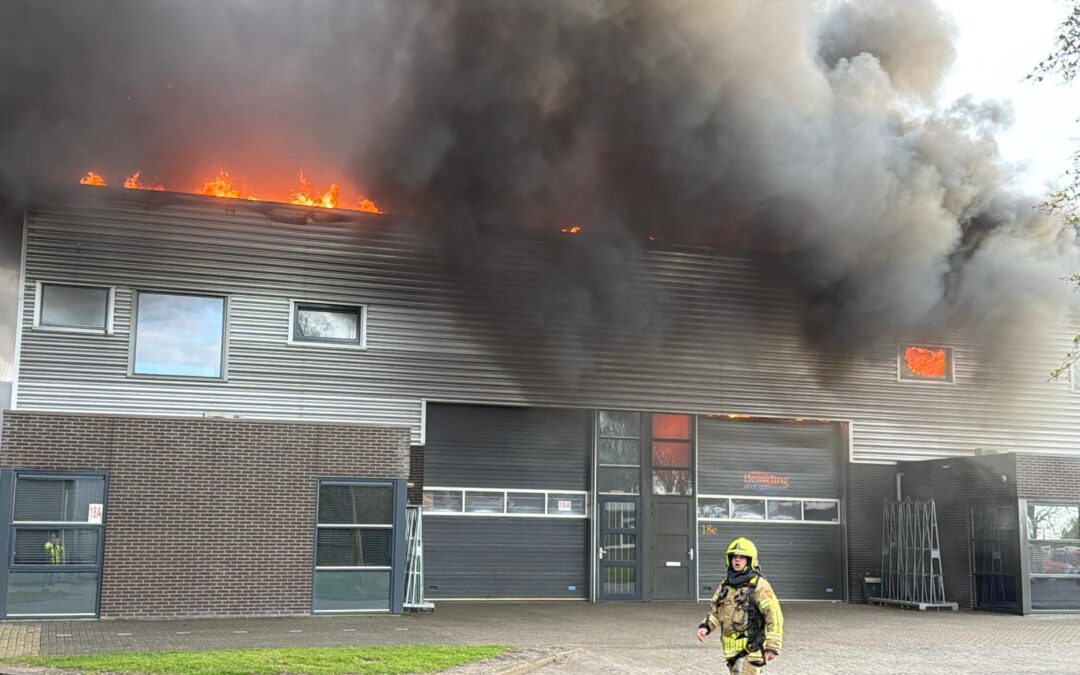Zeer grote brand bij bedrijfspand in Obdam