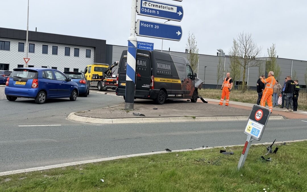 Bedrijfswagen en personenauto botsen op ovatonde in Heerhugowaard