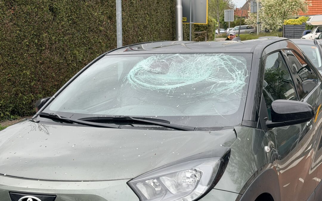 Fietser flink gewond na aanrijding op kruising voorburggracht provincialeweg Oudkarspel