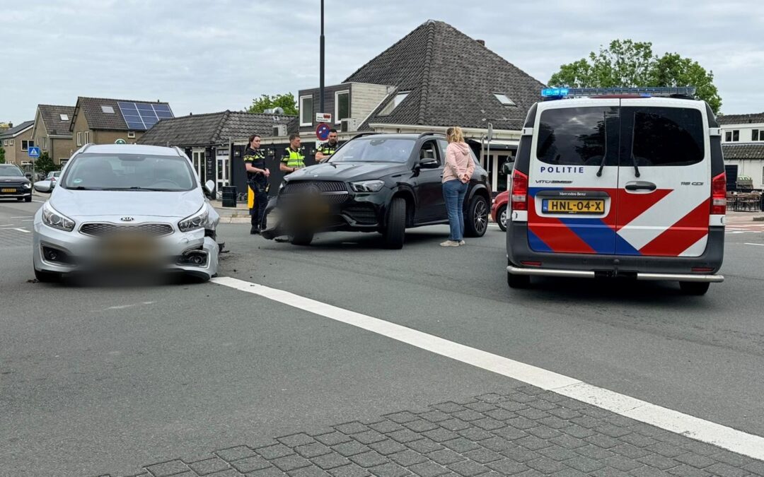 Flinke schade bij botsing op kruispunt in Heerhugowaard