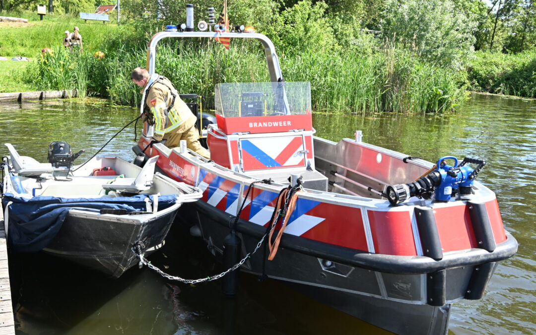 Oud echtpaar belandt in water na kapseizen aluminium bootje grote reddingsactie
