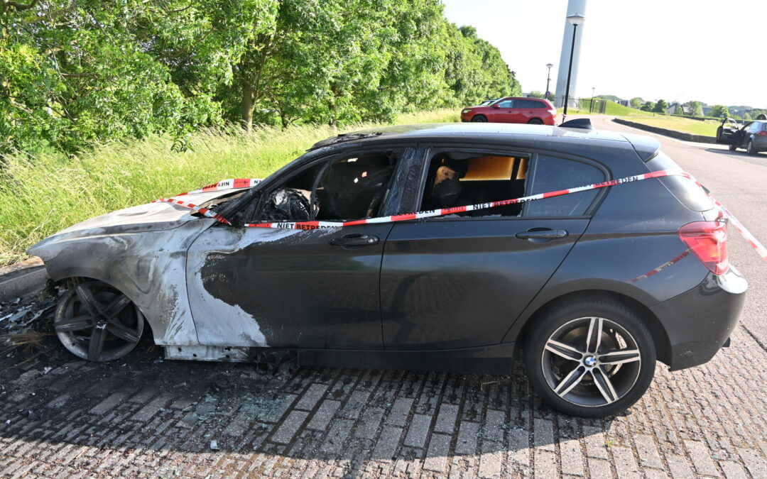Auto uitgebrand bij Strand van Luna in Heerhugowaard