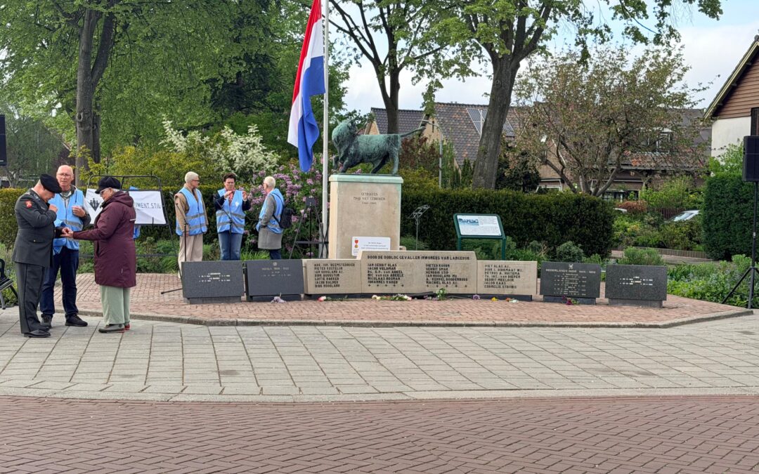 Vrijwilligers houden erewacht bij monumenten in Langedijk