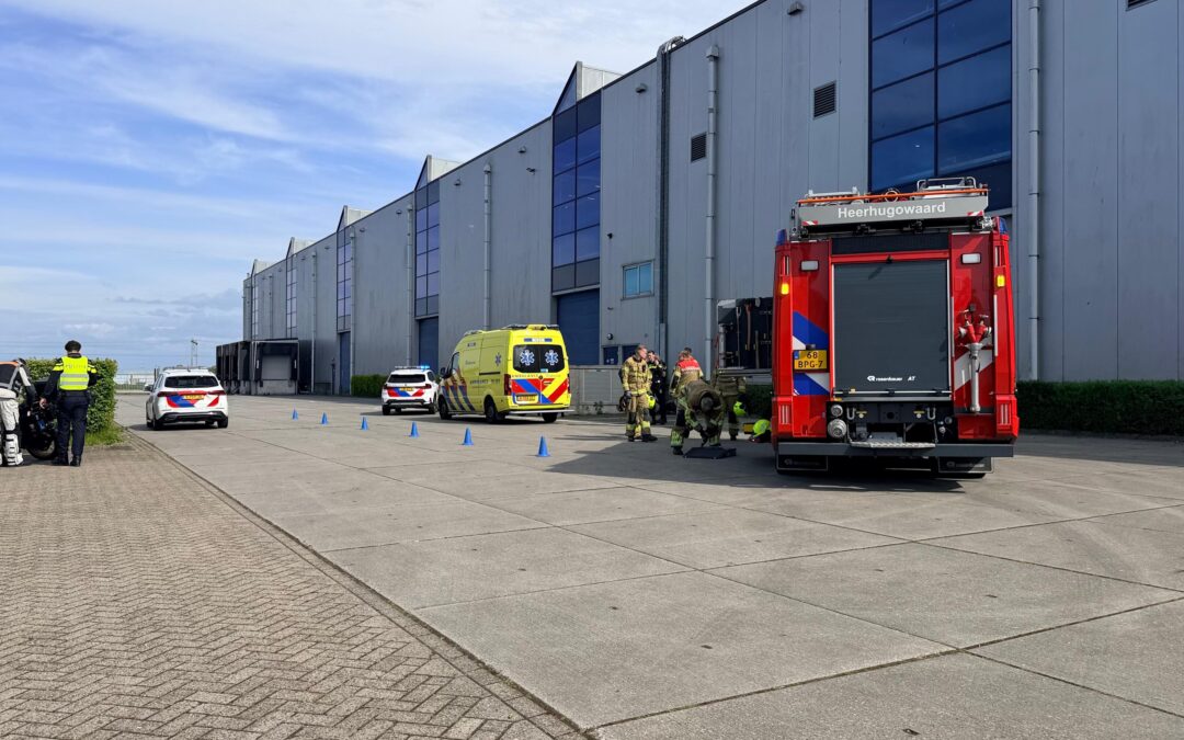 Motorrijder gewond na botsing tegen pand in Heerhugowaard
