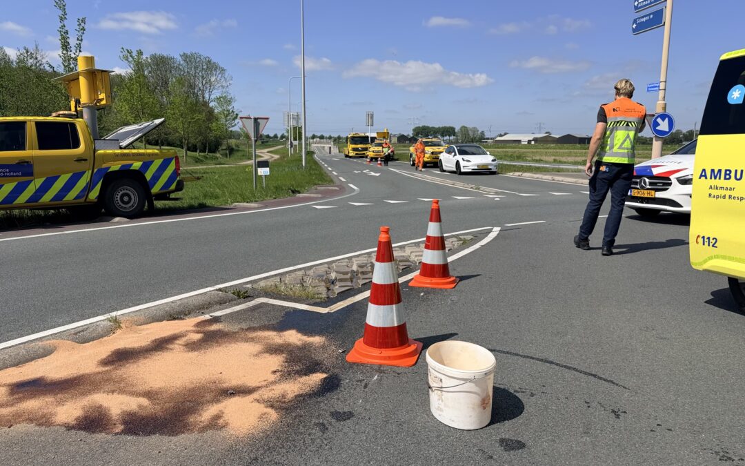 Motorrijder onderuit op rotonde na inhaalactie