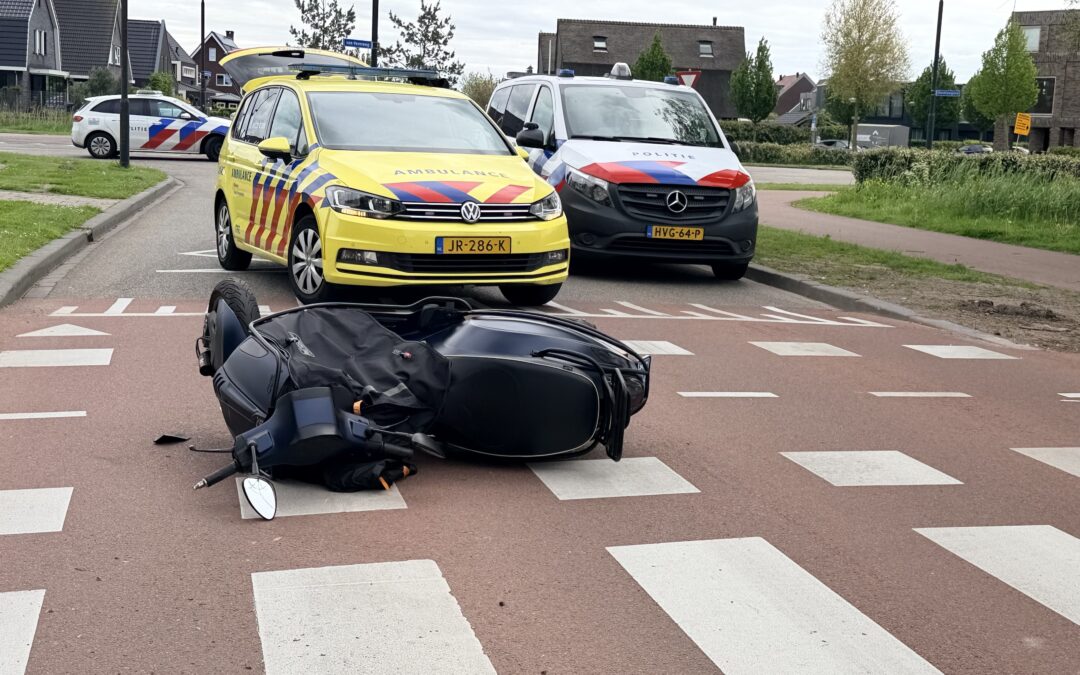 Scooterrijder botst op auto na voorrangsfout in Heerhugowaard