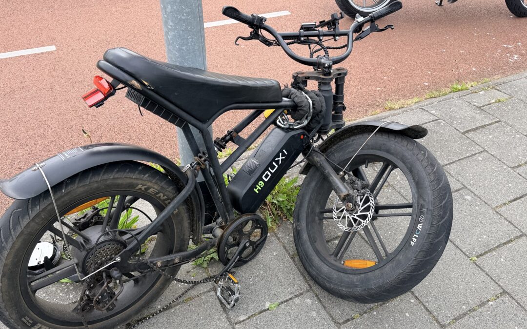 Fatbiker botst op afslaande auto in Broek op Langedijk