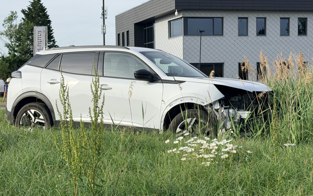 Forse schade na ongeval op rotonde Heerhugowaard