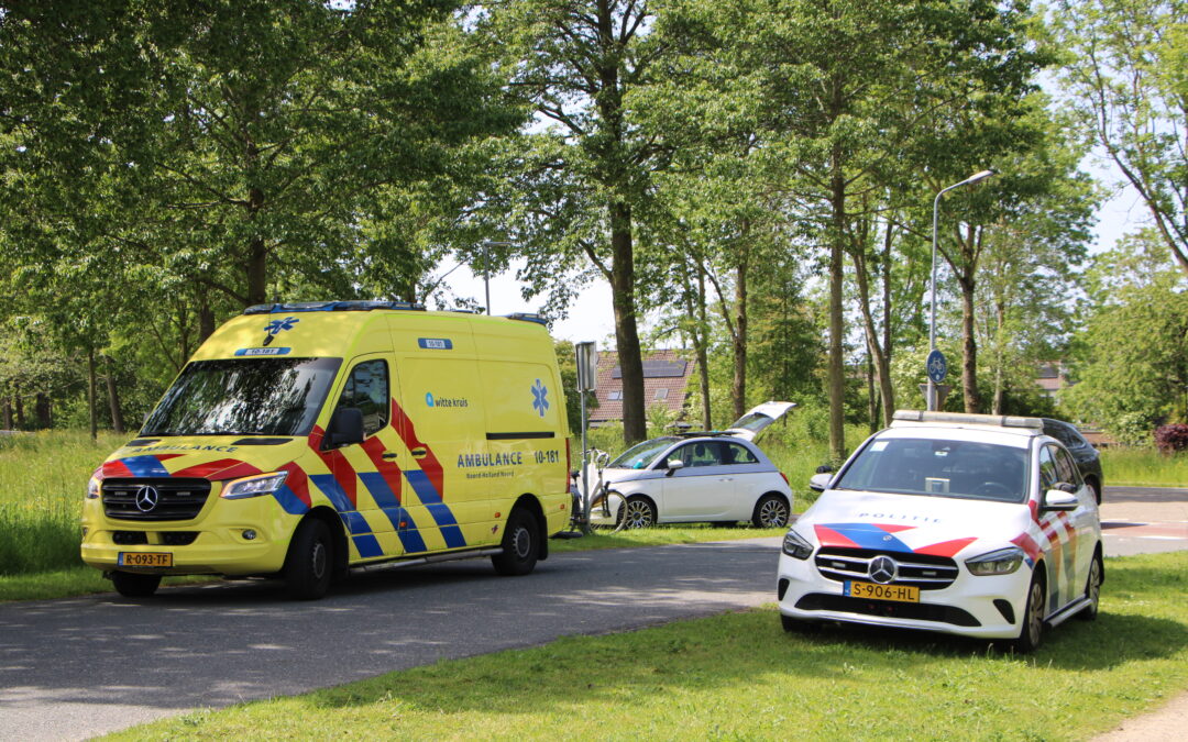 Fietser over het hoofd gezien in Zuidscharwoude, slachtoffer naar ziekenhu