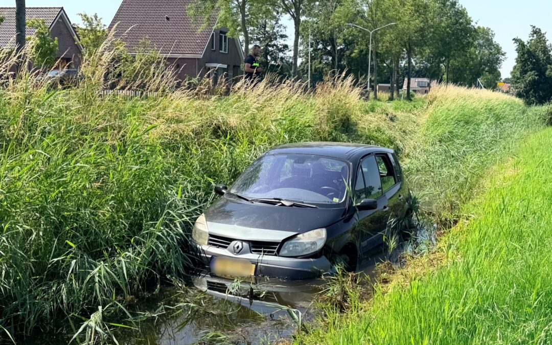 Auto te water geraakt aan de Kaag in Spanbroek