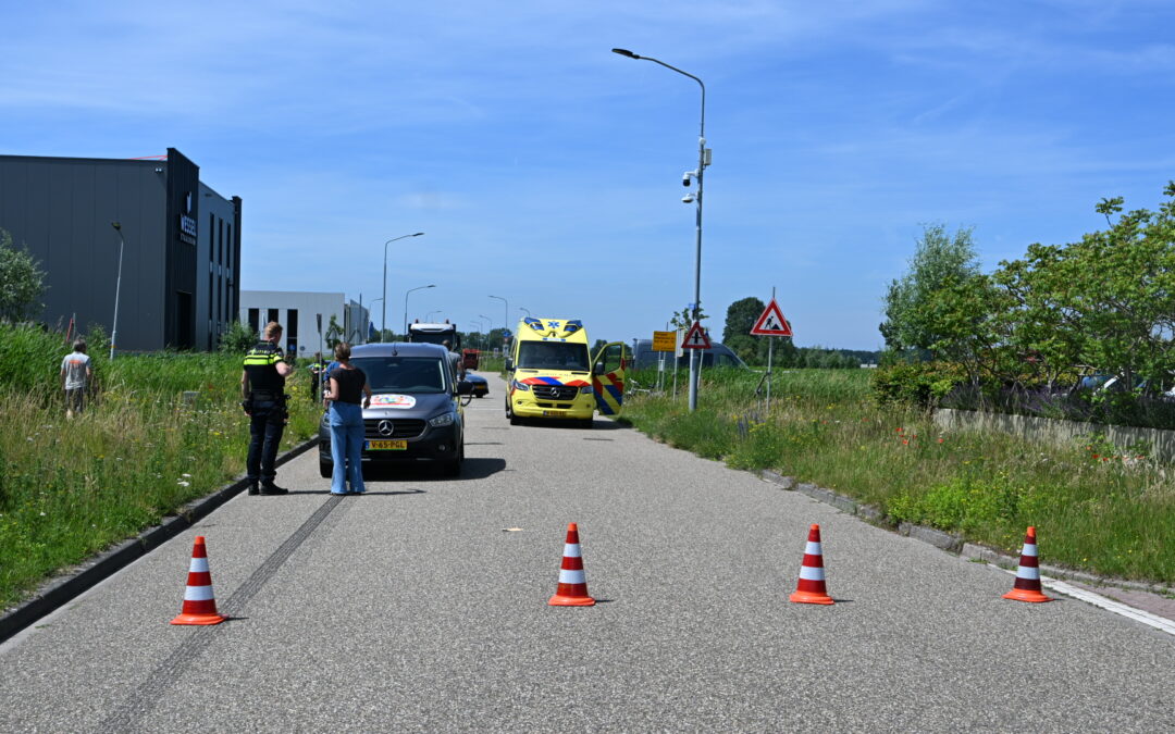 Scooterrijdster met spoed naar ziekenhuis na flinke aanrijding in Heiloo