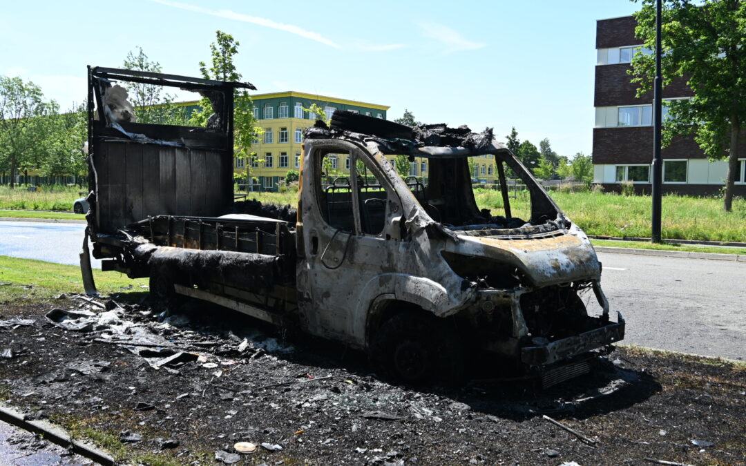 Bakwagen volledig uitgebrand aan Cornusplantsoen in Heerhugowaard.