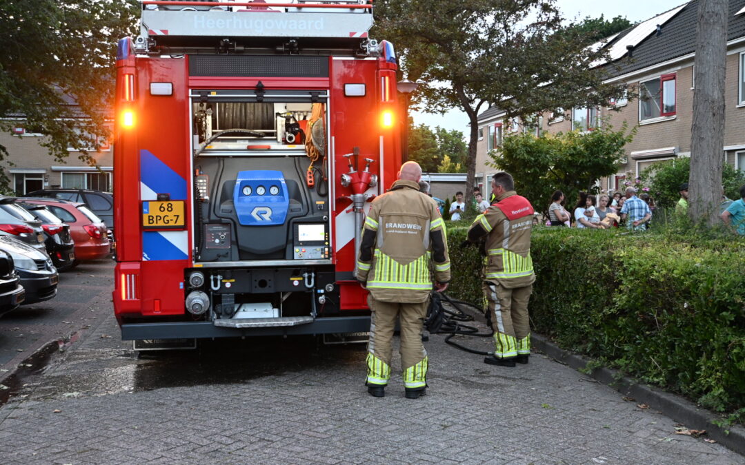 Brand in tuin veroorzaakt schade aan woning in Heerhugowaard.
