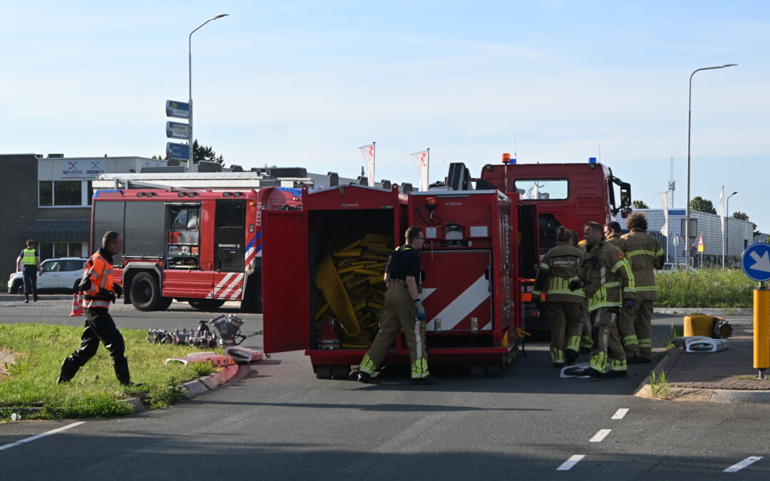 Grote brand op dak van bedrijfspand aan Marconistraat in Heerhugowaard