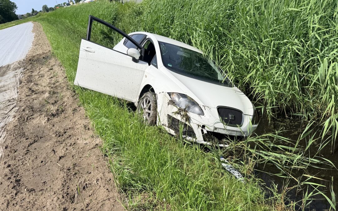 Auto belandt in sloot aan Donkere Weg in Heerhugowaard