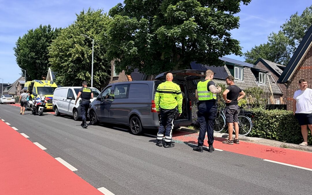Fietser ernstig gewond na botsing met stilstaande bedrijfsbus