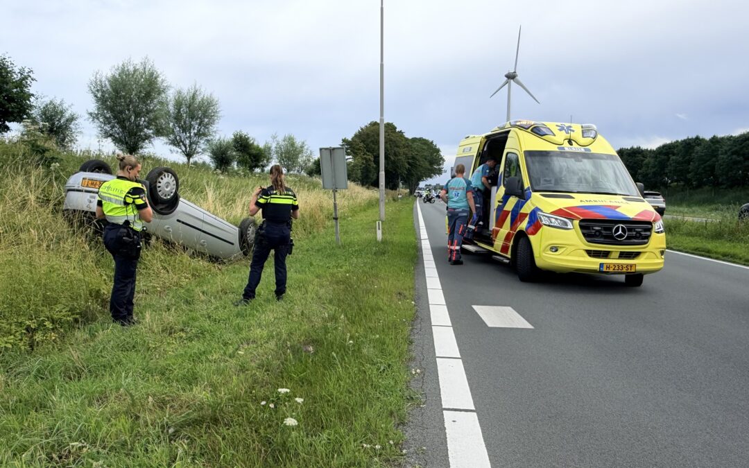 Heerhugowaard: Auto slaat over de kop op N242, bestuurder vlucht weg en laat passagier achter