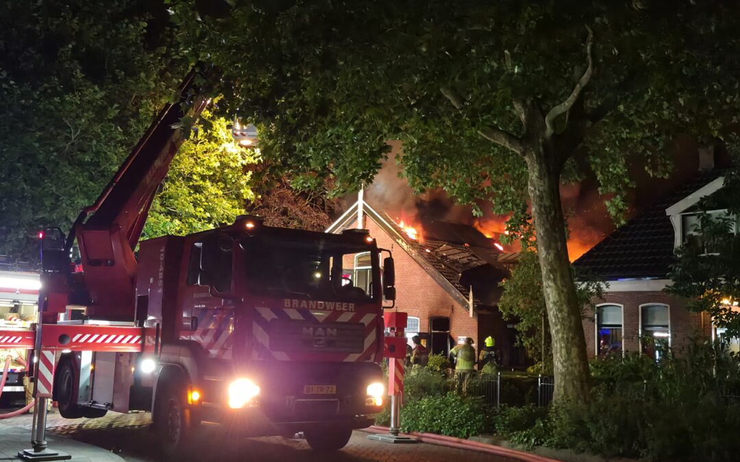 Grote uitslaande brand verwoest voormalig huisartsenpraktijk in Zuid-Scharwoude.