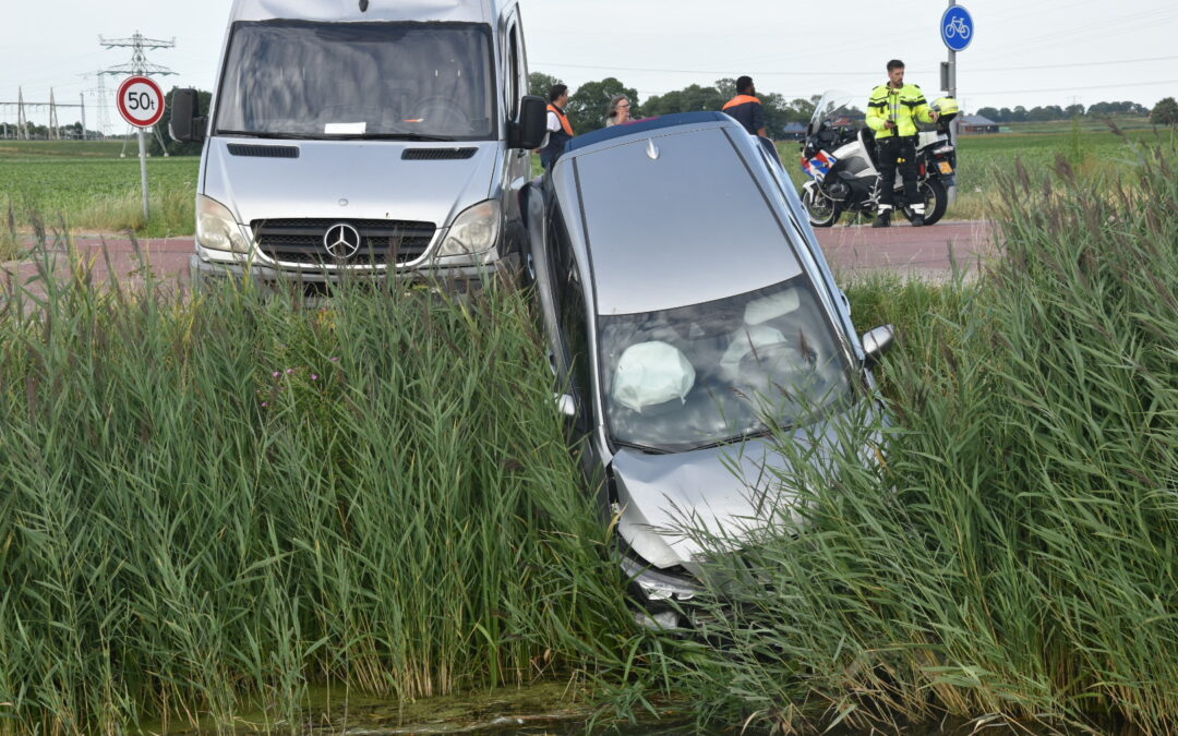 Twee auto’s beschadigd bij aanrijding op kruising in Oterleek